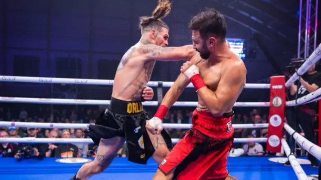 به گفته پائولی مالینیاگی، نسل خوگرفته به شبکه‌های مجازی، مسابقات پر سرعت بوکس بدون دستکش را ترجیح می‌دهد