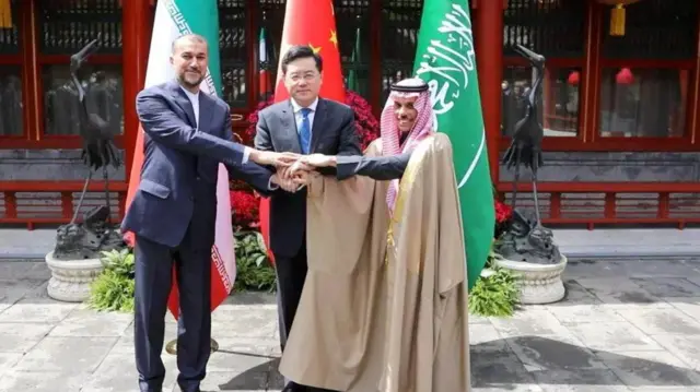 لقاء يجمع وزير الخارجية الإيراني حسين أمير عبداللهيان ووزير الخارجية السعودي الأمير فيصل بن فرحان آل سعود ووزير الخارجية الصيني تشين جان في بكين.