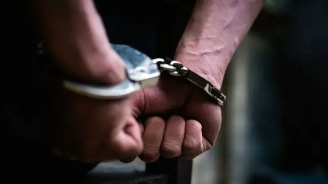 হাতে হাতকড়া পড়ানো, প্রতীকী ছবি
