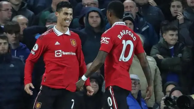 رونالدو که حرفه‌اش را از سال ۲۰۰۲ آغاز کرده با به ثمر رساندن ۷۰۰ گل باشگاهی در هر فصل به طور متوسط ۳۵ گل زده است