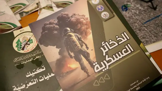 Um panfleto intitulado “Artilharia Militar” publicado pela Autoridade Palestina, e outro panfleto publicado pelas Brigadas Izzedine al-Qassam, o braço militar do Hamas, que soldados das Forçasjogos de hoje 365Defesajogos de hoje 365Israel (IDF) disseram ter encontrado dentro do Hospital Al-Shifajogos de hoje 365Gaza (15jogos de hoje 365novembrojogos de hoje 3652023)