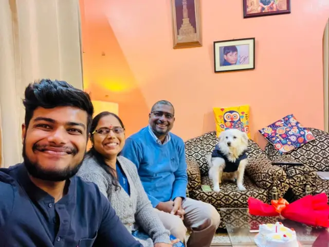 रवि प्रकाश अपनी पत्नी संगीता और बेटे के साथ