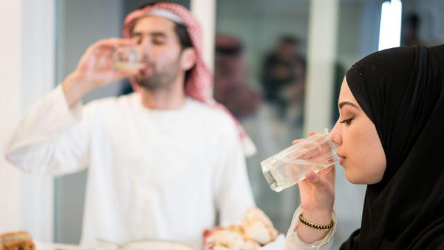 Un homme et une femme buvant de l'eau