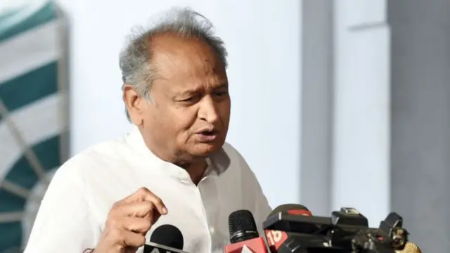 રાજસ્થાનના મુખ્યમંત્રી અશોક ગેહલોતનું કહેવું છે કે તેમણે જૂની પેન્શન યોજનાને પુનઃસ્થાપિત કરવાનો નિર્ણય જનહિતમાં લીધો છે.