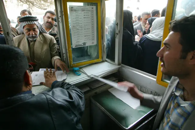 عراقيون يتسلّمون أوراقهم لاستلام جوازات سفرهم استعداداً لأداء فريضة الحج في مكة بعد اختيار 30 ألف حاج عبر قرعة للمشاركة.