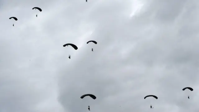 ባለፈው ዓመት ሰኔ ወር ላይ የሁለተኛው የዓለም ጦርነት 78ኛ ዓመት በፈረንሳይ፣ ኖርማንዲይ ሲከበር የአሜሪካ ወታደሮች ከሲ 130 የጦር አውሮፕላን በፓራሹት ወርደዋል። 