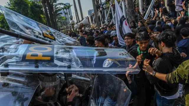 Personel kepolisan berupaya membubarkan mahasiswa yang menerobos pagar saat berunjuk rasa menolak pengesahan Revisi UU Pilkada di depan Gedung DPR, Jakarta, Kamis (22/8/2024). 