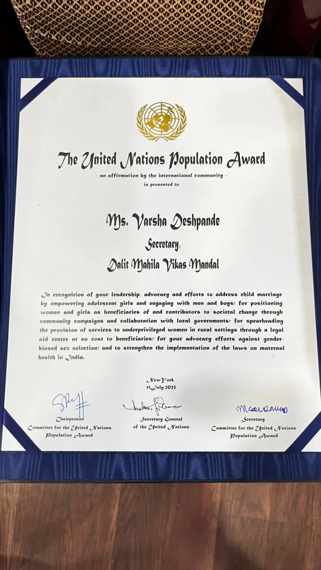 अ‍ॅड. वर्षा देशपांडेंना यंदा युनायटेड नेशनच्या पॉप्युलेशन अवॉर्डने सन्मानित करण्यात आलं आहे. 
