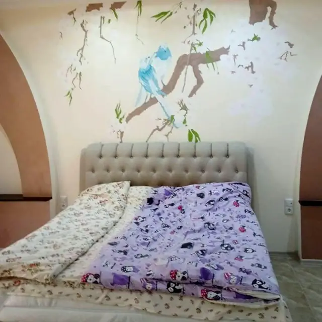 Quarto com floresblaze wincerejeira e pombas pintadas na parede da cama