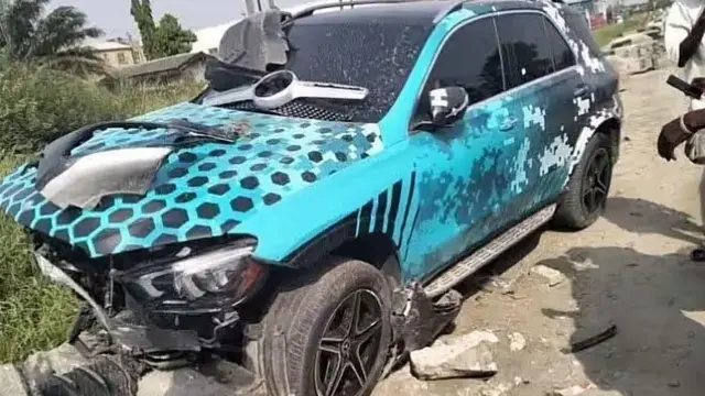 Dis na Peller car after di crash, di front bumper no dey again