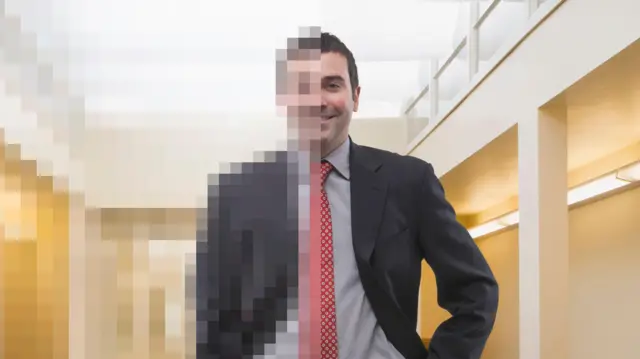 Homem de terno e gravata vermelha, com metade da imagem pixelada