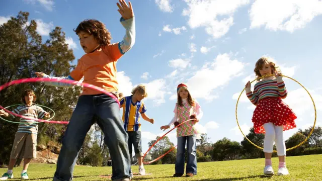 Hula hoop çeviren çocuklar 