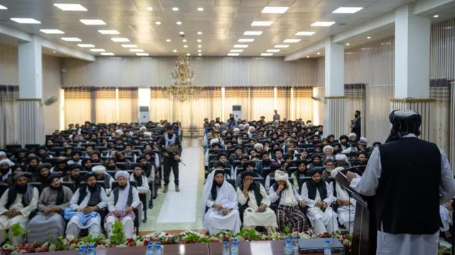 سراجالدین حقانی در حال سخنرانی برای متنفذین محلی در مزارشریف