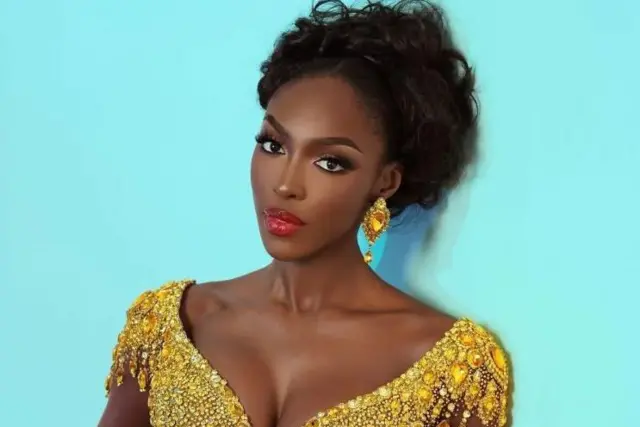 Olivia agaragara mu ifoto yiturije yamabye umwenda n'amaherena by'ibara ry'umuhondo