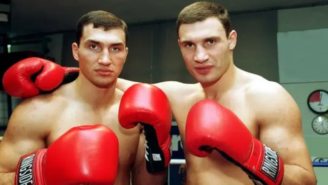 Les frères Klitschko (photo de 1998) ont tous deux été champions du monde de boxe poids lourds.