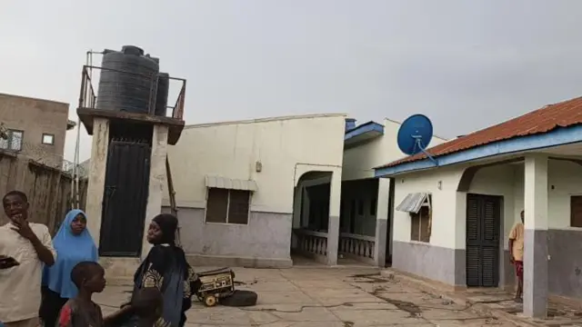 Aworan ile to jona pẹlu awọn olukẹdun niwaju rẹ.