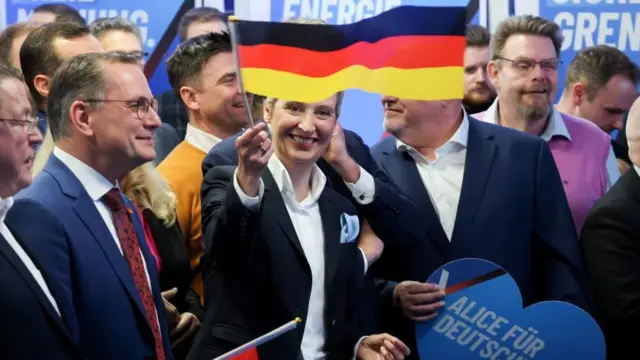 開票速報の結果を喜ぶAfDのワイデル党首（23日、ベルリン）