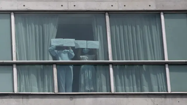 د پاناما سیټي یوه هوټل کې دوه افغان نحونې د کړکۍ تر شا د مرستې هیله لري