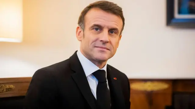 मैक्रों