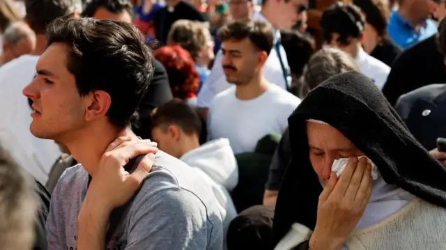 ሓንቲ ካብቶም ብሞት ኣቡነ ፍራንሲስ ዝተሰምዖም ሓዘን ንምግላጽ ናብ ቅርዓት ቅዱስ ጴጥሮስ ዝመጹ ሓዘንተኛታት ዝኾነት ድንግል ንብዓታ ትጸርግ