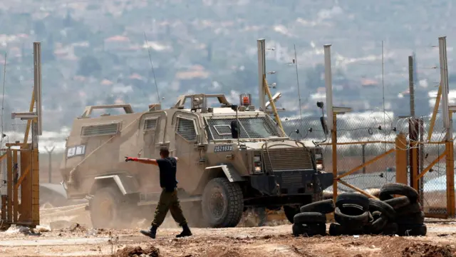 Военная машина пересекает границу города Дженин