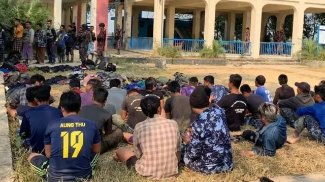 বিদ্রোহীদের হামলার মুখে মিয়ানমারের সেনাদের অনেকেই পালিয়ে বাংলাদেশে আশ্রয় নিয়েছেন