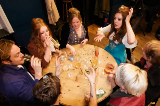 جمعی گرد میزی در حال حرف زدن