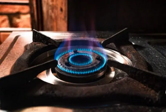 इराण युद्धामुळे भारतात गॅसचा तुटवडा होत असल्यामुळे अनेक भागात भीतीचं वातावरण दिसत आहे 