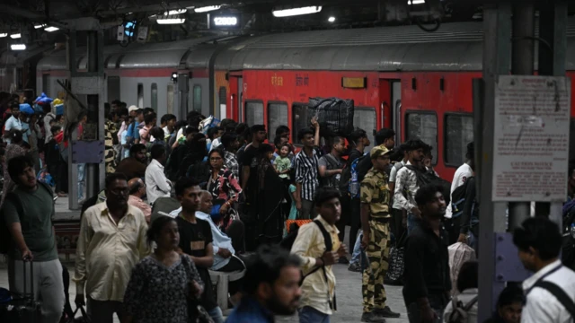 মুম্বাই থেকে হাওড়াগামী ট্রেনে চাপার জন্য পশ্চিমবঙ্গের শ্রমিকদের ভিড়