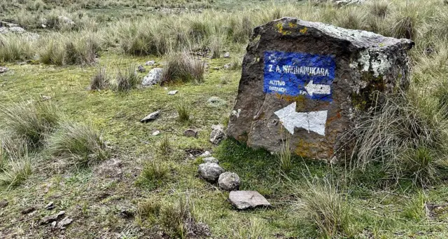 Hito al inicio del camino que lleva a Waqrapukara.