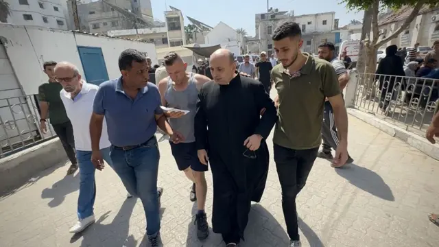 El padre Romanelli tras el ataque caminando por las calles de Gaza.