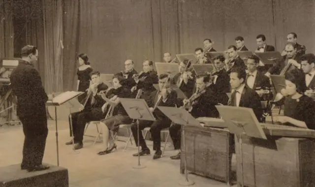 احمد پژمان (ردیف یکم، نخستین نوازنده از سمت چپ)