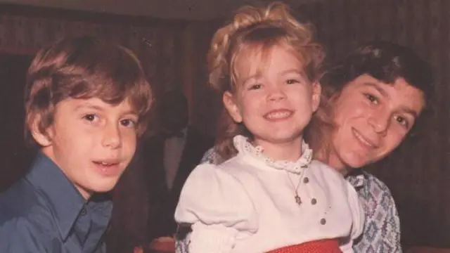 वैल यांना ज्या कुटुंबानं दत्तक घेतलं होतं, त्यात त्यांना चार भाऊ होते
