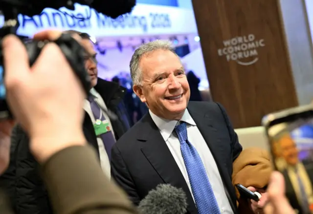  ویتکاف در مقابل خبرنگاران و لبخندی بر لب 