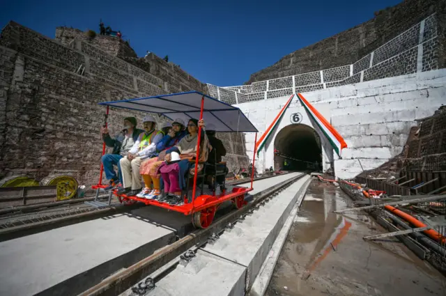 ஒடிஷா ரயில் விபத்து கவச் பாதுகாப்பு அமைப்பு குறித்து கேள்விகளை எழுப்பியுள்ளது