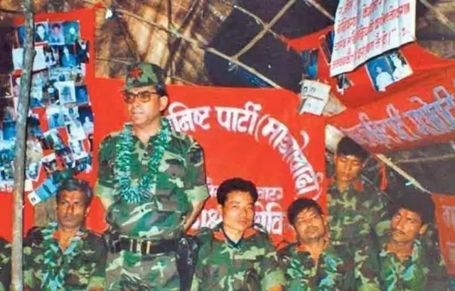 भूमिगतकालमा प्रचण्ड र अन्य माओवादी विद्रोही नेताहरू सैन्य पोशाकमा