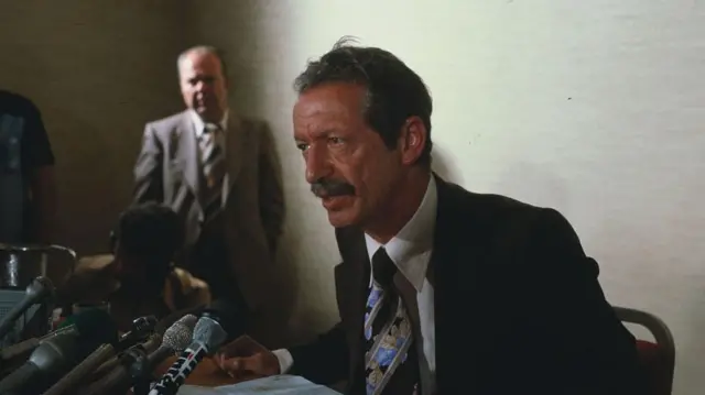 شاپور بختیار