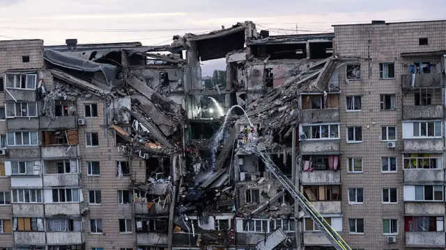 Зруйнований будинок у Києві після атаки балістичних ракет 6 липня 