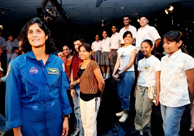 दिल्ली के नेशनल साइंस सेंटर में छात्रों के साथ सुनीता विलियम्स