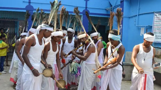 অসুর স্মরণ অনুষ্ঠানে আদিবাসীদের নাচ