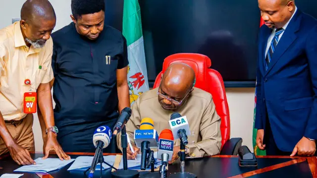 Mgbe Gọvanọ Otti na-etinye aka n'akwụkwọ iwu ahụ