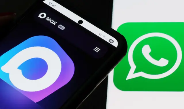 На заднем плане квадрат салатового цвета со скругленными углами. В квадрате белый круг с изображением белой телефонной трубки. На переднем плане экран смартфона, на котором написано "Макс, бета" и изображен светло-фиолетовый квадрат со скругленными углами. Внутри квадрата белый круг, изображающий место для сообщения