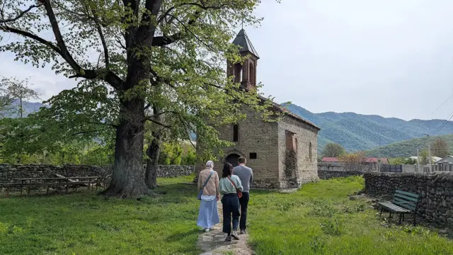 Мандрівники можуть замовити пішохідну екскурсію з місцевим гідом