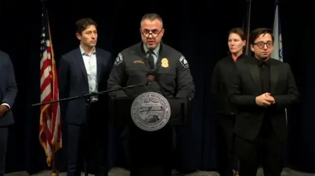 मिनियापोलिसचे पोलीस प्रमुख ब्रायन ओ'हारा म्हणाले की, मारला गेलेला व्यक्ती अमेरिकन नागरिक होता.