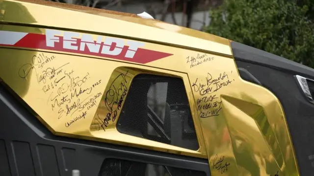 Золотий трактор прикрашали підписи членів уряду та губернаторів штатів США