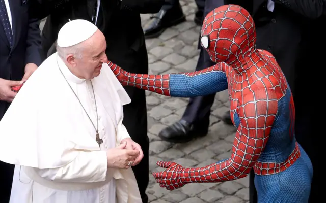 Papa Francisco cumprimenta Mattia Villardita vestido de Homem-Aranha