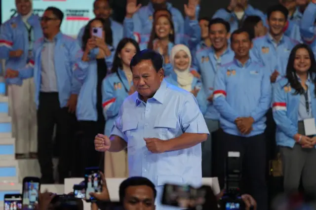 Prabowo nampak berjoget saat kampanye Pilpres 2024.