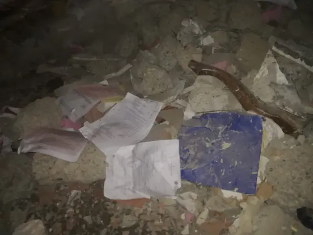 Molozlar arasındaki bazı belgelerin yıprandığı görülüyor