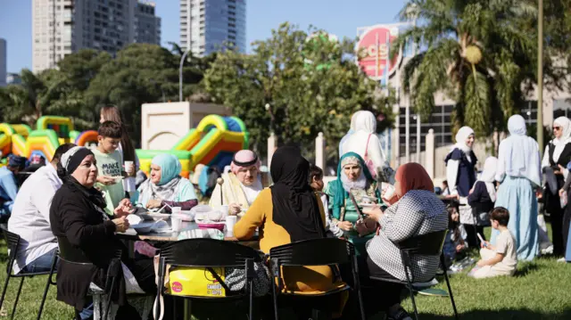 2025 में रमज़ान के अंत में ब्यूनस आयर्स में मुसलमान साथ मिलकर खाते हुए ईद-उल-फ़ितर मनाते हुए