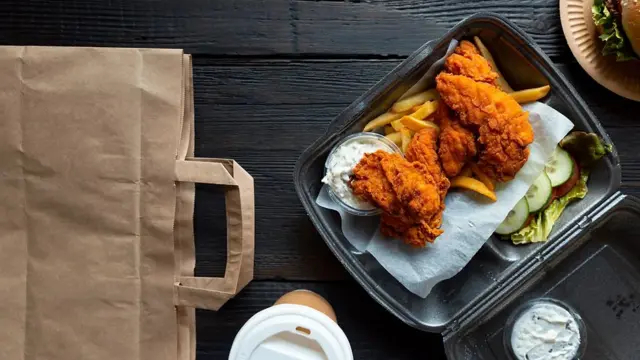 플라스틱 포장 용기에 치킨이 담겨있다